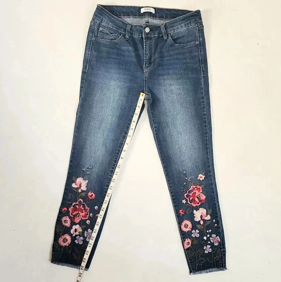 Kensie Y2K Denim Floral embroidered Capri jeans  sz 6 - Picture 3 of 9